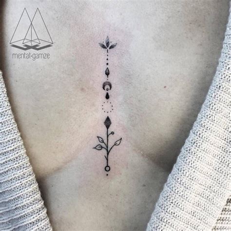 tatuaje en el medio de los senos|Tatuajes en medio de los senos significado: Descubre el simbolismo